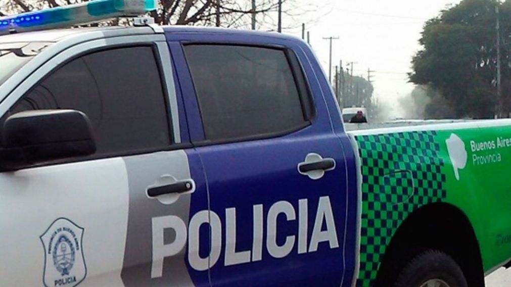 La policía busca a los delincuentes que se llevaron el auto.