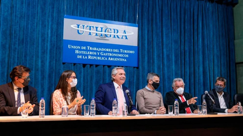 El Presidente encabezó la firma de un convenio de reconversión de planes sociales por trabajo.