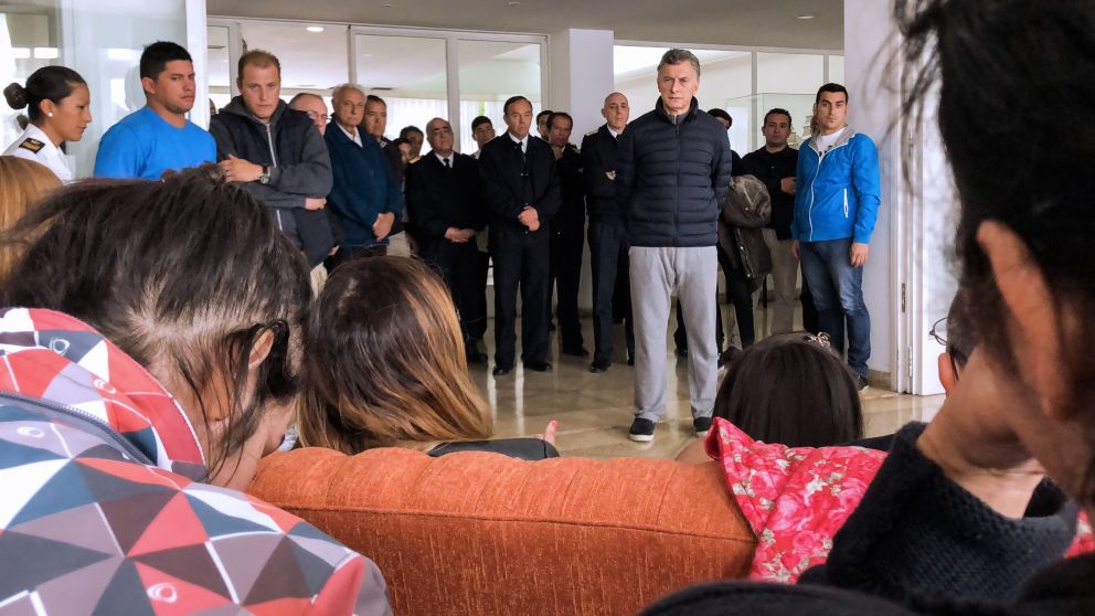 El ex presidente Mauricio Macri, junto a familiares del ARA San Juan. (TELAM).