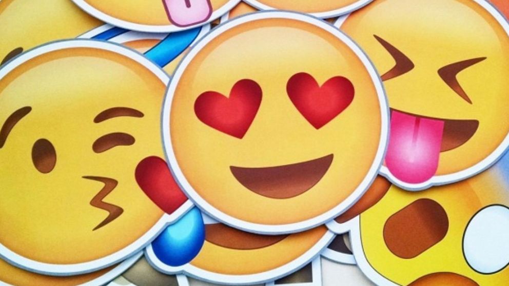 Los emoji y los emoticones no son lo mismo pero expresan ideas semejantes