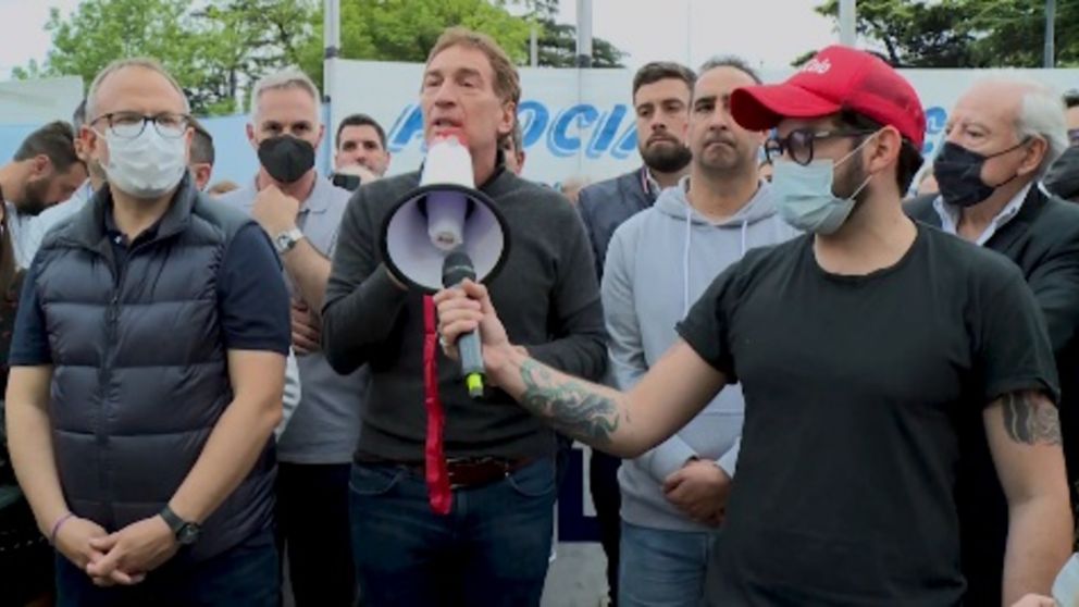 Diego Santilli participó ayer de una movilización para pedir la reapertura del Aeropuerto de El Palomar.