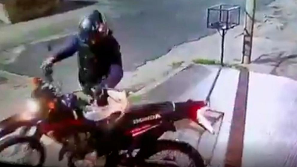 Rodrigo Guillermo Becker (41) había dejado estacionada su moto en la vereda cuando fue sorprendido por delincuentes (Captura de video).