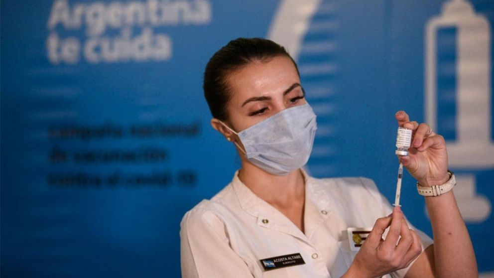 La evidencia es que con las vacunas contra el coronavirus, la mortalidad se redujo sensiblemente entre los mayores de 60 años.