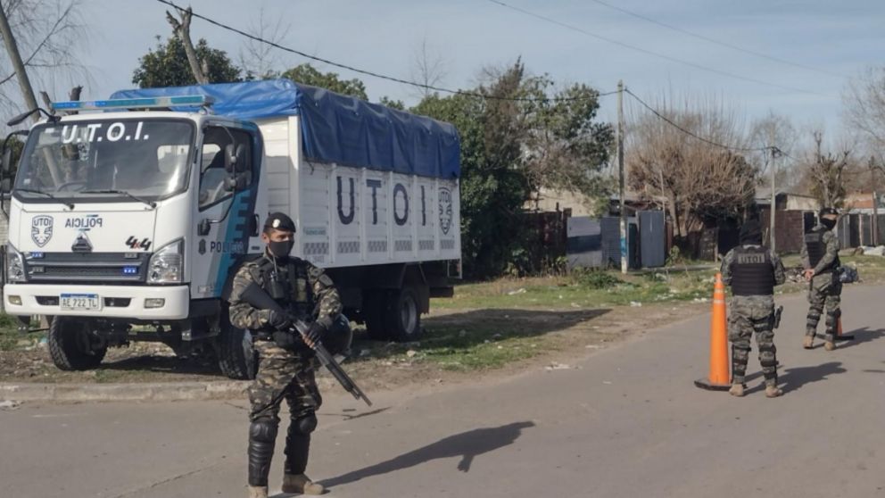 La gente del barrio le solicitó ayuda a los policías que custodiaban la zona.