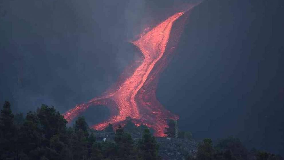 Volcán de isla de La Palma: evacúan a 800 personas ante el avance de la lava en las Islas Canarias.