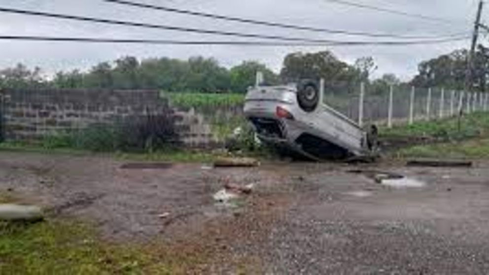 La mujer perdió el control del auto y volcó.