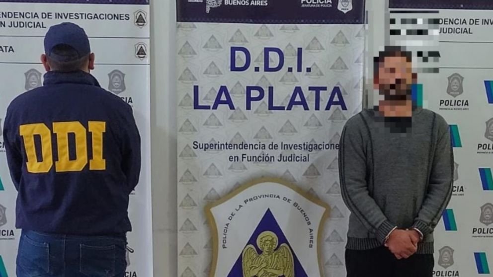 Este es el sujeto que fue capturado por los funcionarios policiales.