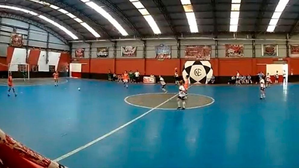 Escándalo en el partido de futsal entre Banfield y Gimnasia (Captura de video).