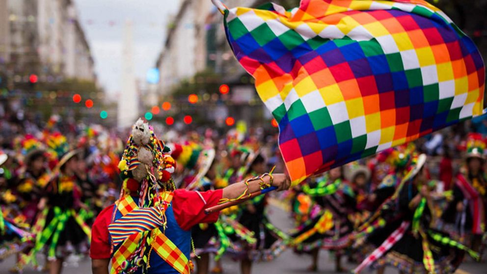 No se “celebra” ni “conmemora” la Conquista de América, sino que se pretende dirigir la mirada hacia la gran variedad de pueblos y culturas.