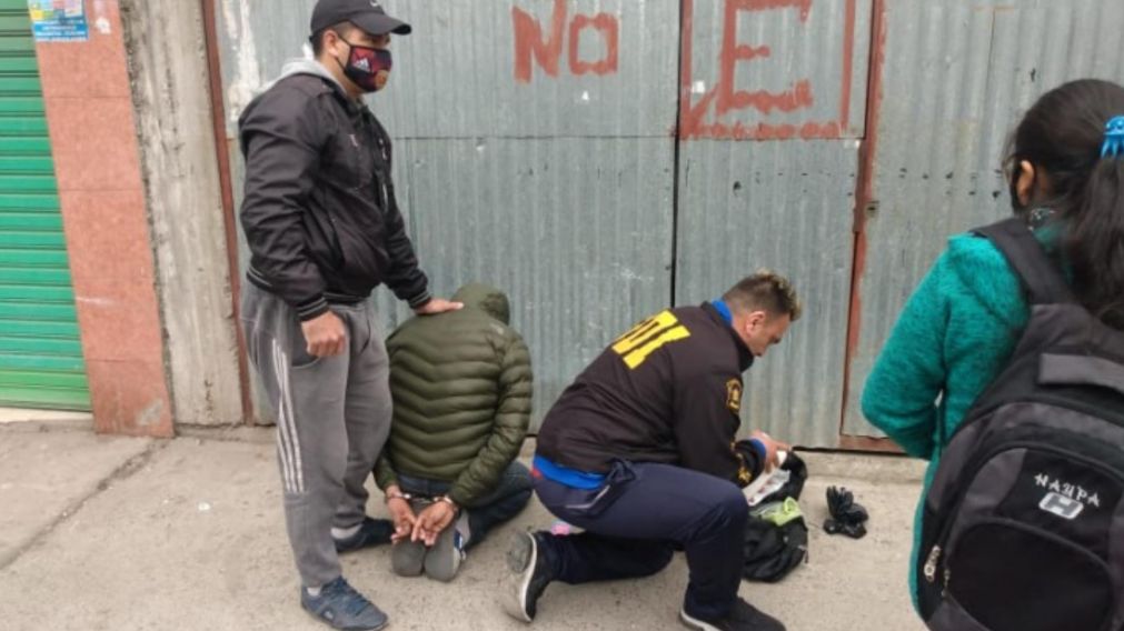 Así fue reducido por los efectivos policiales el proveedor de estupefacientes.