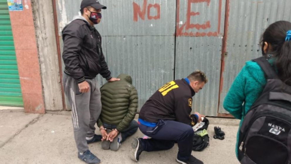 Así fue reducido por los efectivos policiales el proveedor de estupefacientes.