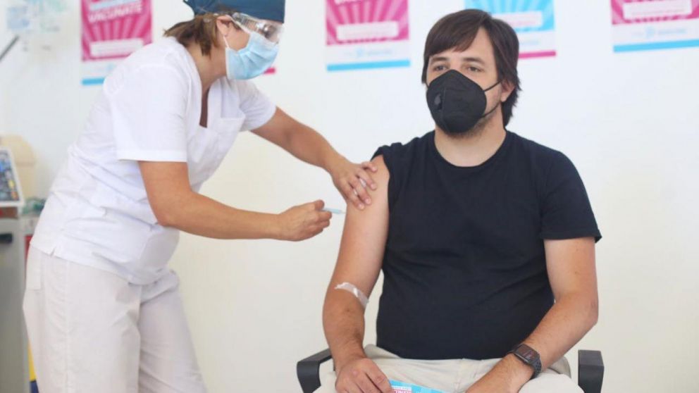 El funcionario provincial, el día en que recibió la primera dosis contra el coronavirus.