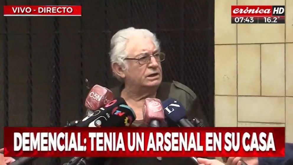 El acusado de acopio de armas en su casa habló con la prensa para aclarar qué motivó el allanamiento (Crónica HD).