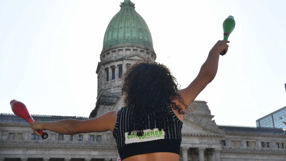 La jornada concluyó con una marcha y pañuelazo por el cumplimiento de la Ley de Interrupción Voluntaria del Embarazo (IVE).