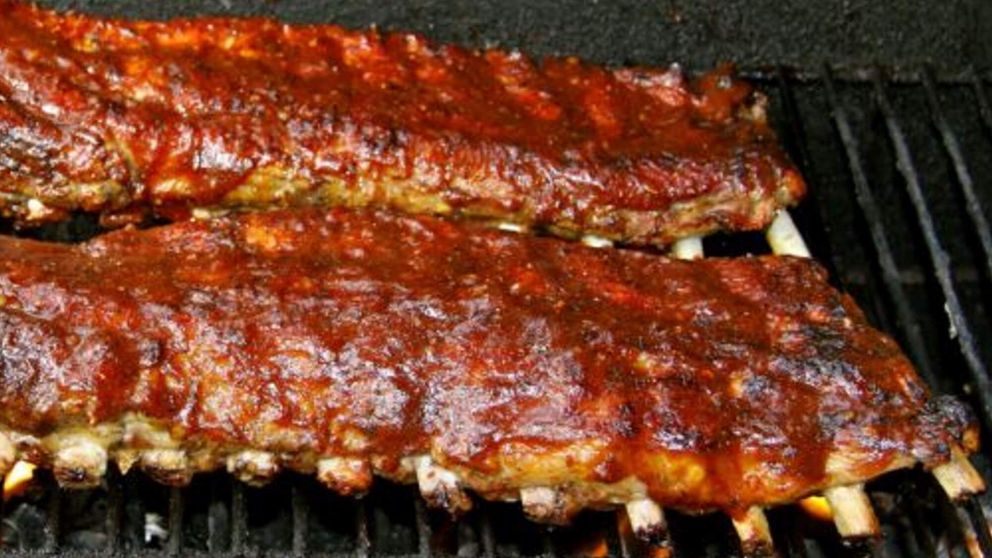 El costillar de cerdo a la parrilla se puede acompañar con salsa barbacoa.