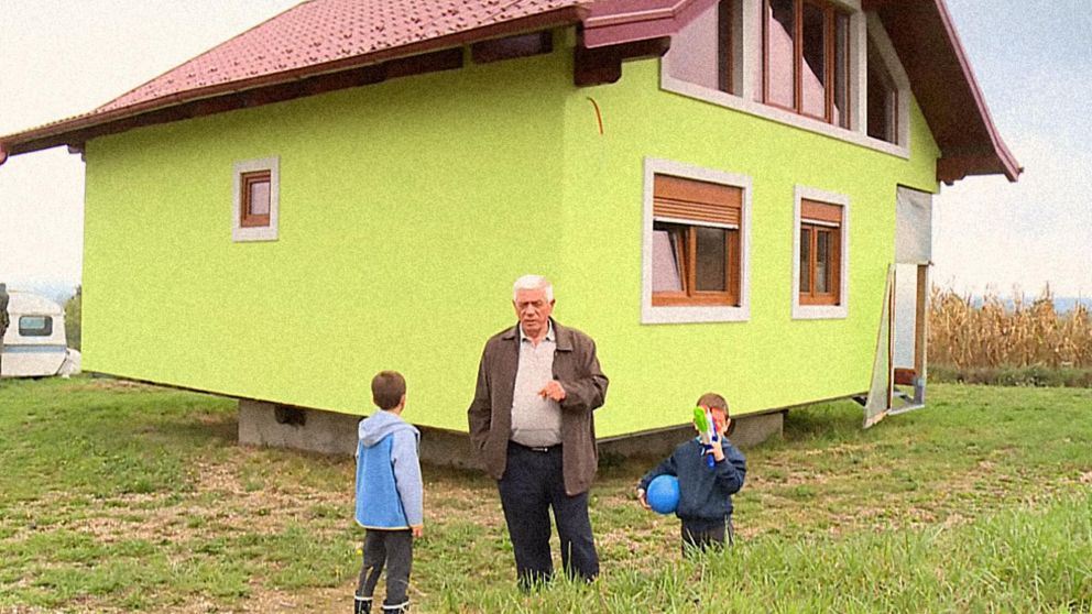 Las casa giratoria que construyó un hombre en Bosnia.