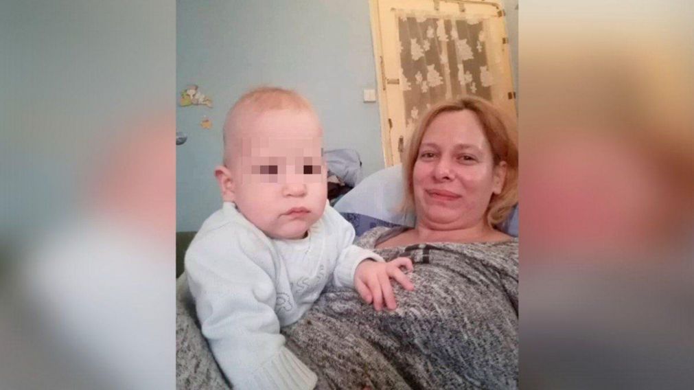 La ex actriz porno, Katalin Erzsebet Bradacs, junto al bebé asesinado.
