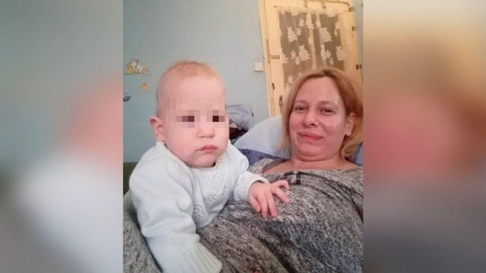 La ex actriz porno, Katalin Erzsebet Bradacs, junto al bebé asesinado.