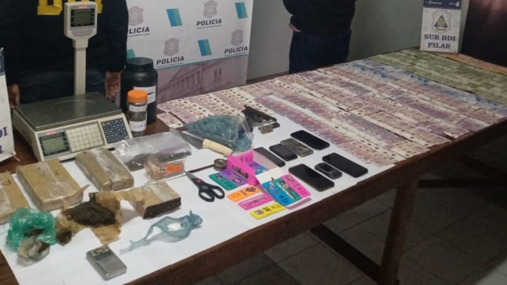 Parte de los elementos que fueron secuestrados por los efectivos policiales.