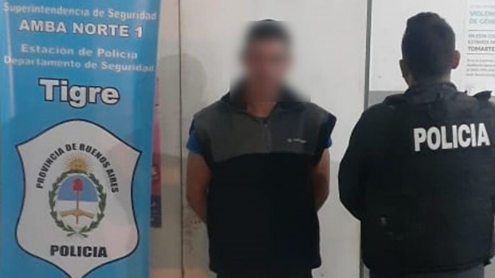 Uno de los individuos que fue capturado por los efectivos policiales.