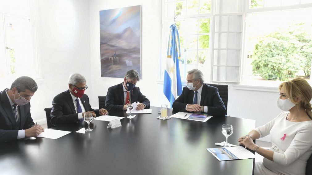Alberto Fernández encabezó la firma de un convenio entre Aeropuertos Argentina 2000 y Cruz Roja para crear un Centro Logístico Humanitario.