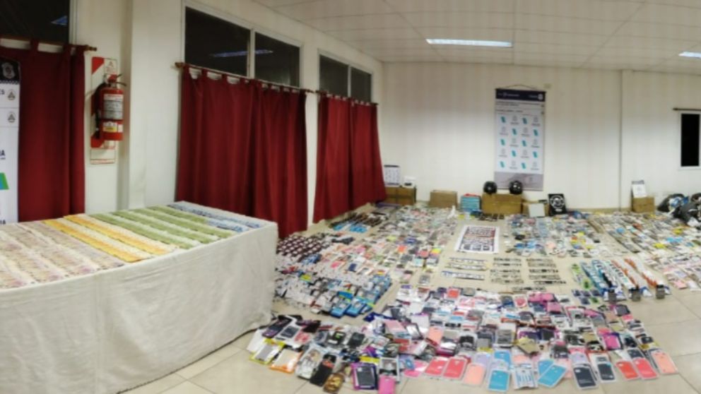 Parte de los elementos que fueron incautados por los investigadores policiales.