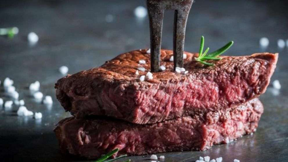 Para salar el asado se puede usar sal gruesa o sal parrillera.