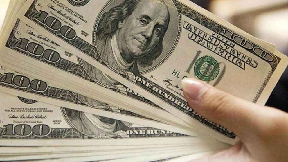 El Gobierno Nacional anunció nuevas medidas para controlar los dólares financieros tras la caída de reservas.
