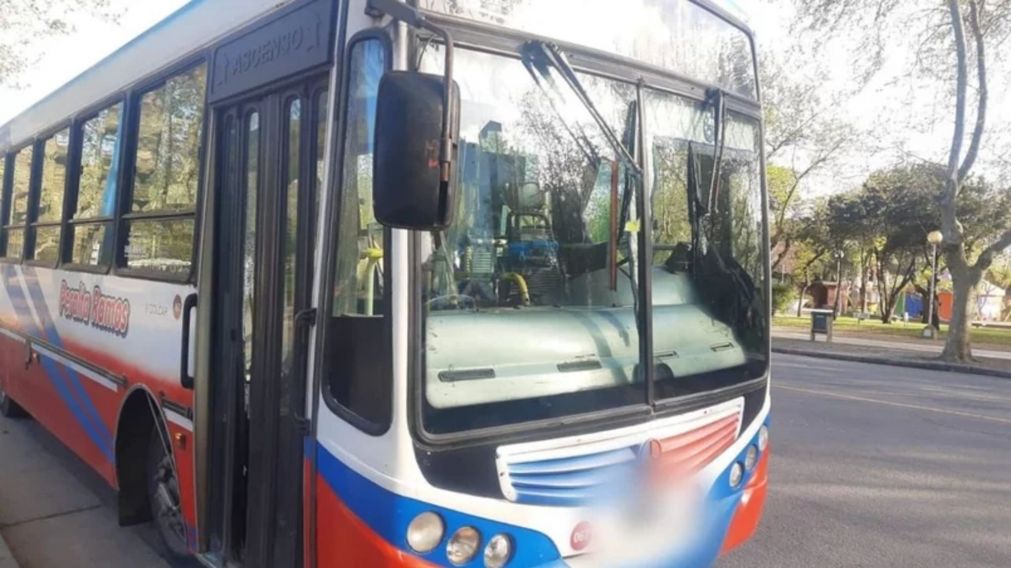 Como el chofer no paró donde el quiso rompió la puerta a patadas.