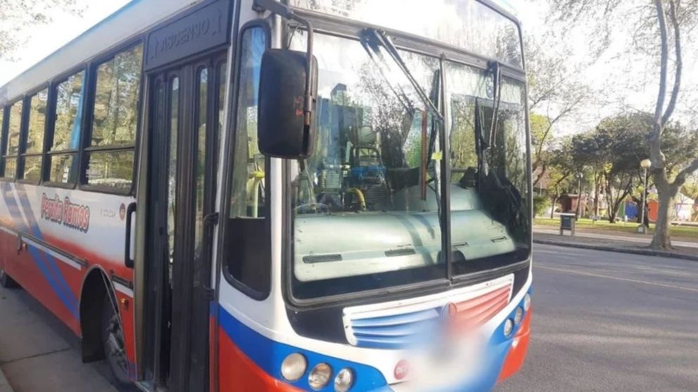 Como el chofer no paró donde el quiso rompió la puerta a patadas.