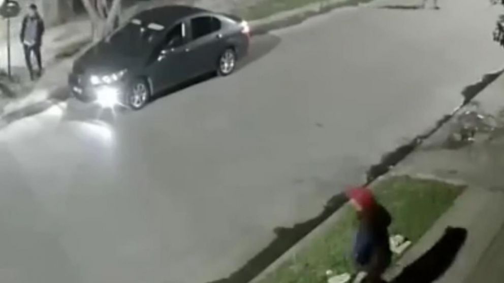 El agente terminó con una herida en el episodio, a raíz del impacto de un proyectil.