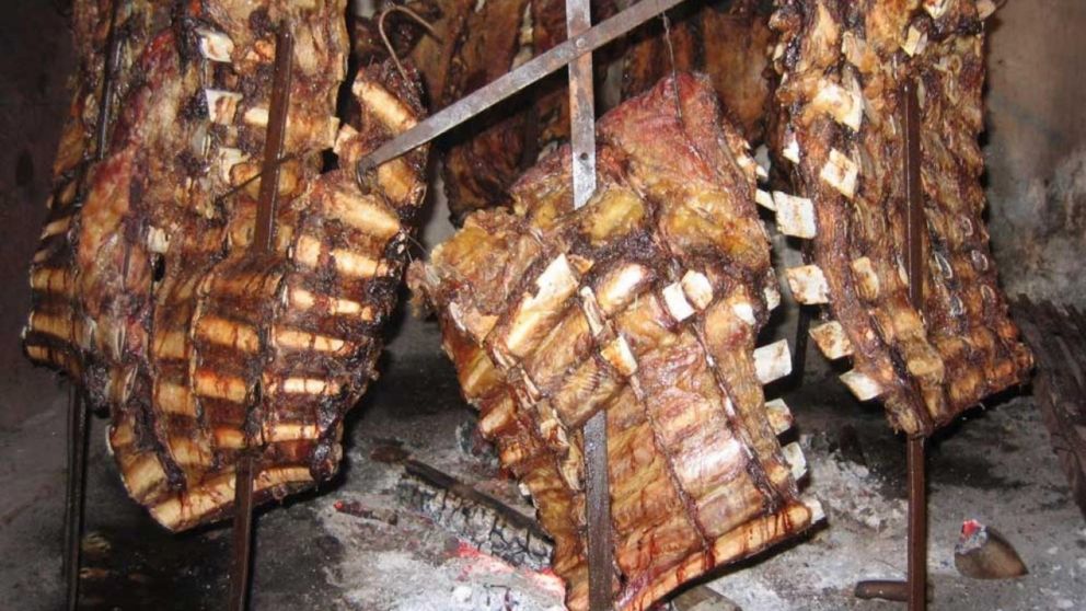 El asado a la llama o estaca lleva varias horas de trabajo.