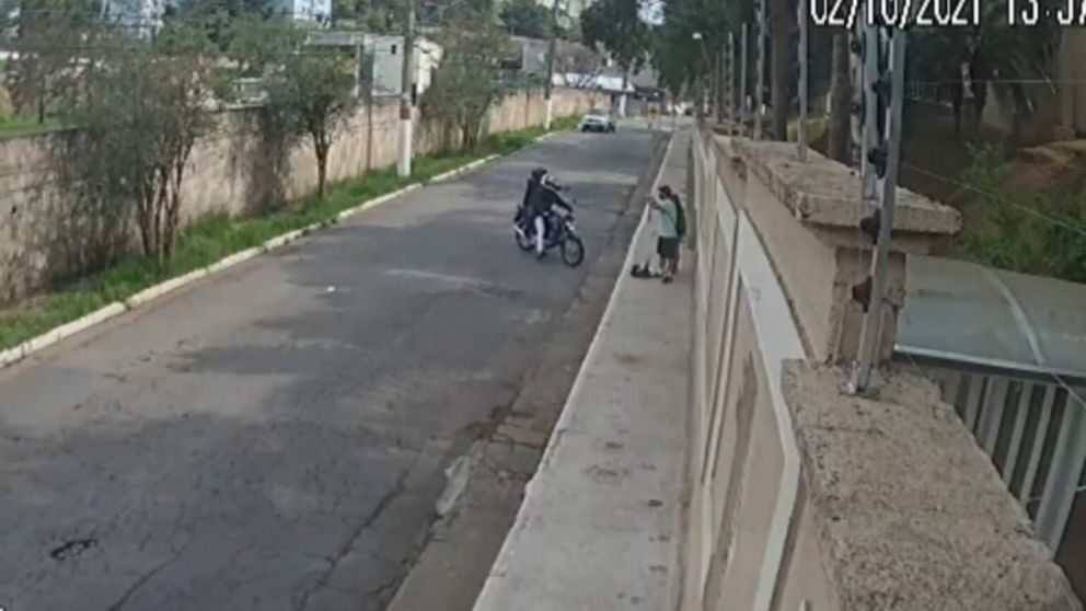 Un automovilista frustró el robo a una pareja al atropellar a dos motochorros (imagen captura vídeo).