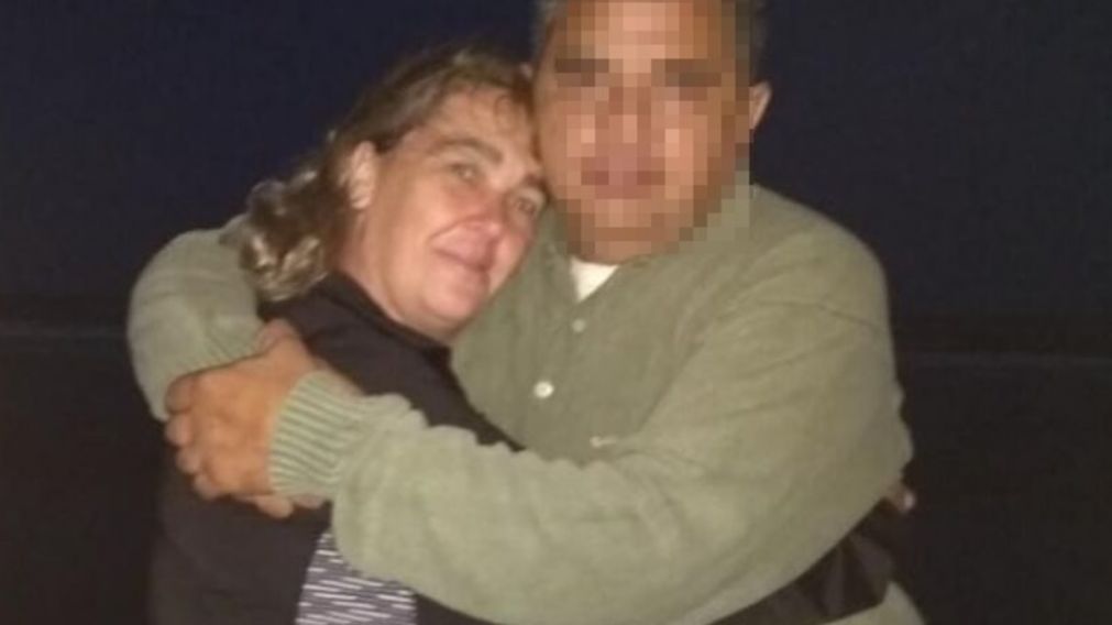 Soraya Gabriela Carnota, en brazos de Javier, quien es buscado por el femicidio.