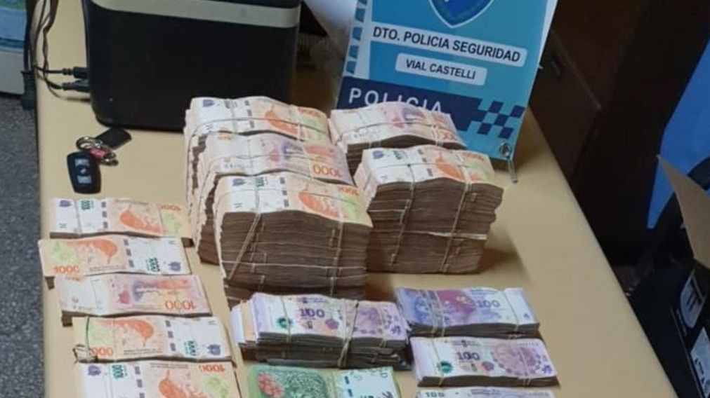 Esta es la suma de dinero que fue incautada por los funcionarios policiales.