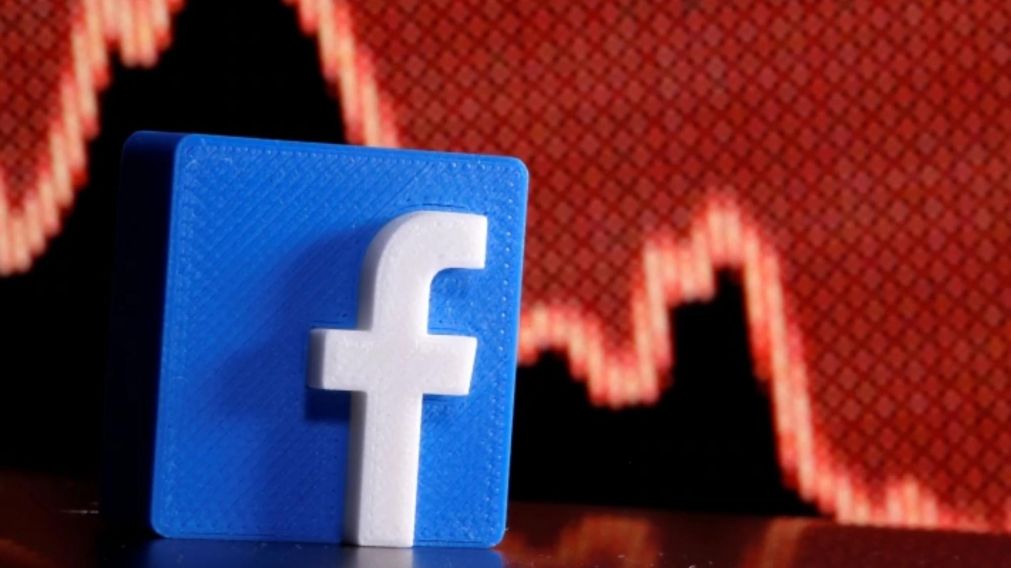 Mientas los trabajadores en Facebook corren para recuperar el servicio, las acciones de la plataforma continúan cayendo.