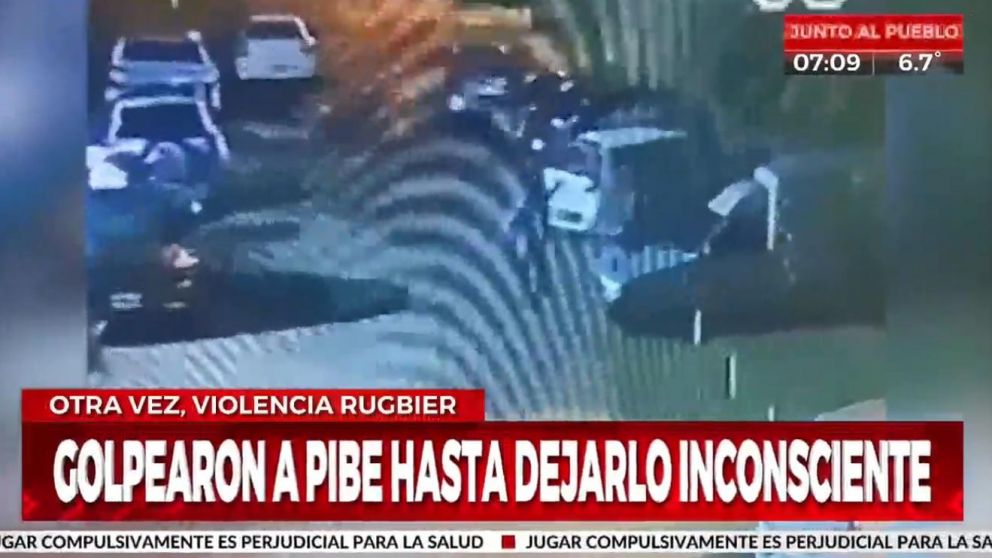 El momento en que los rugbiers atacaron a golpes a un joven de 21 años a la salida de un cumpleaños en City Bell (Crónica HD).
