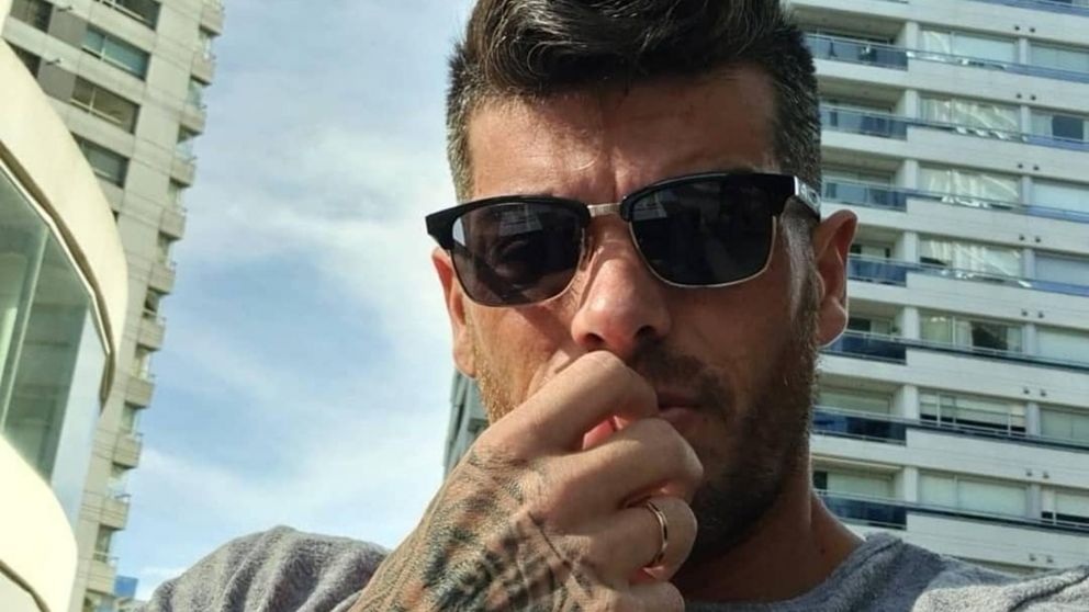 Cristian U denunció a través de un video que la ambulancia no llegó y que tuvo que cargar a su padre él mismo a una camilla para que lo atiendan. (Instagram)