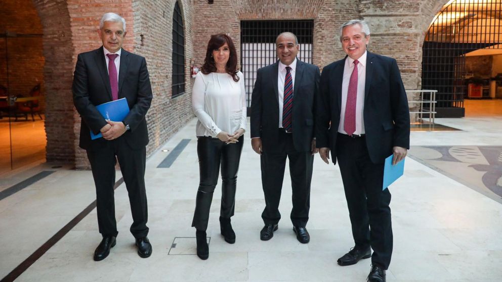 El Presidente, la vicepresidenta y dos de las incorporaciones al gabinete: Juan Manzur y Juli�n Dom�nguez.