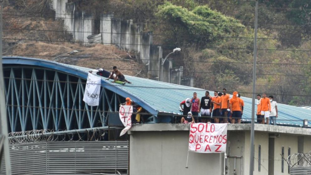 Los presos mostraron carteles con llamados a la paz en las cárceles de Ecuador (Reuters).