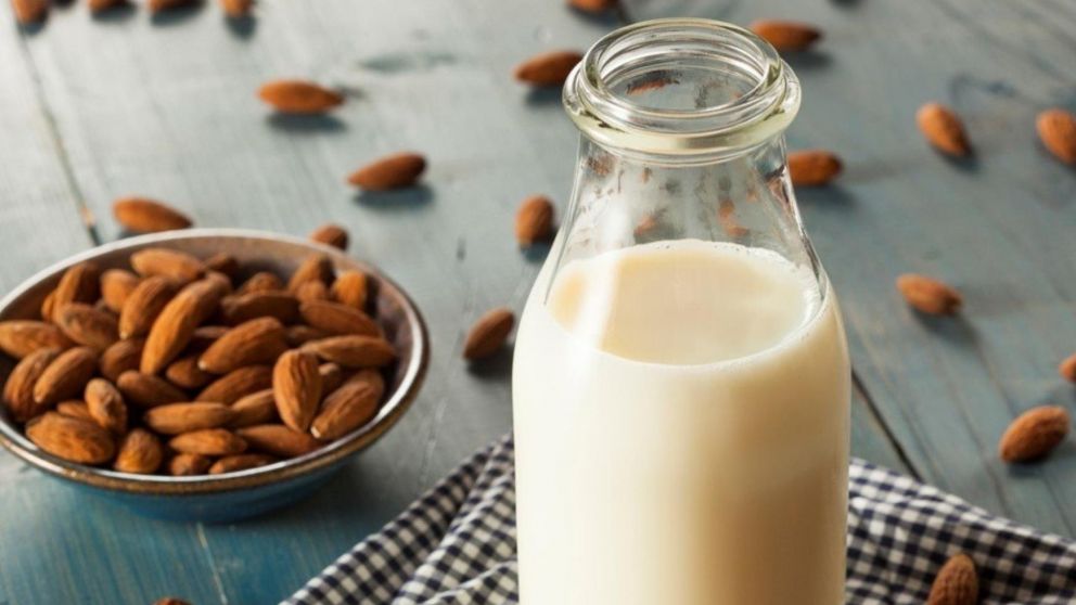Lista en 10 minutos, la leche de almendras es recomendada por su alto valor nutritivo.