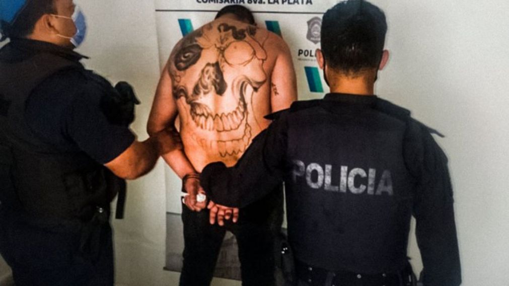 Los polic�as procedieron a reducirlo para luego derivarlo a la comisar�a 8va. de La Plata.