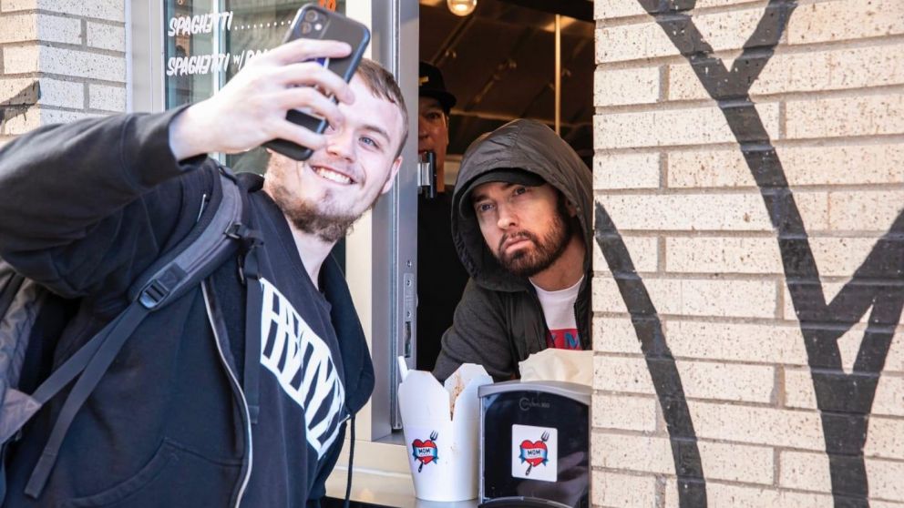 El rapero se tom� selfies con casi todos los clientes que pasaron por su local.