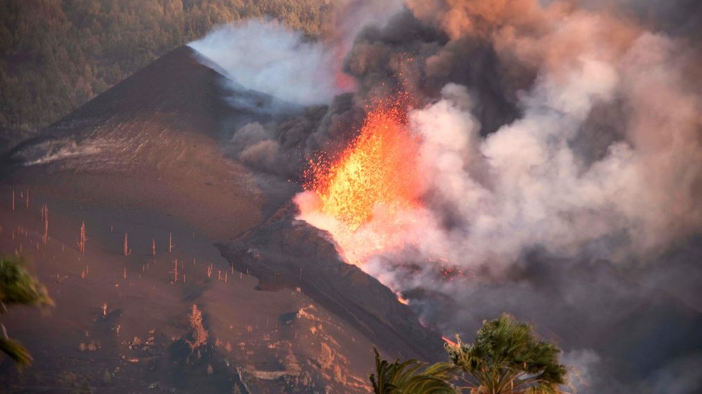 La nueva boca del volcán produce otro río de lava en la isla.