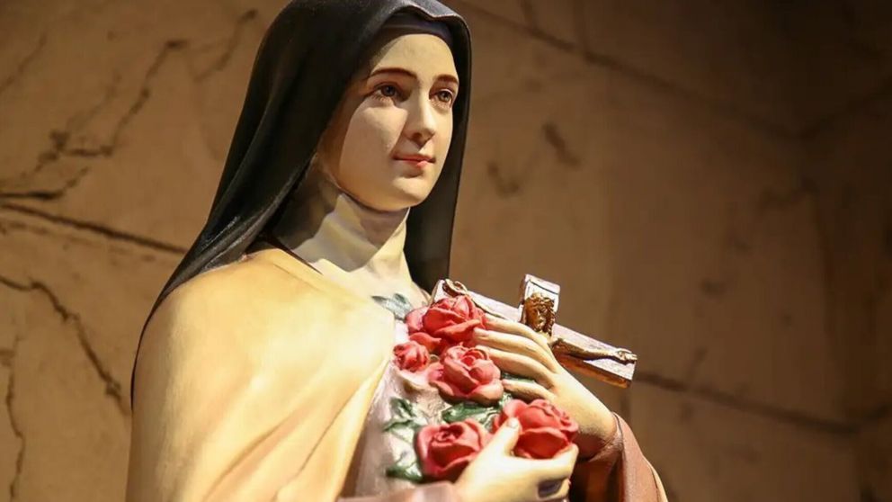 La milagrosa santa de las rosas: Santa Teresita de Jesús.