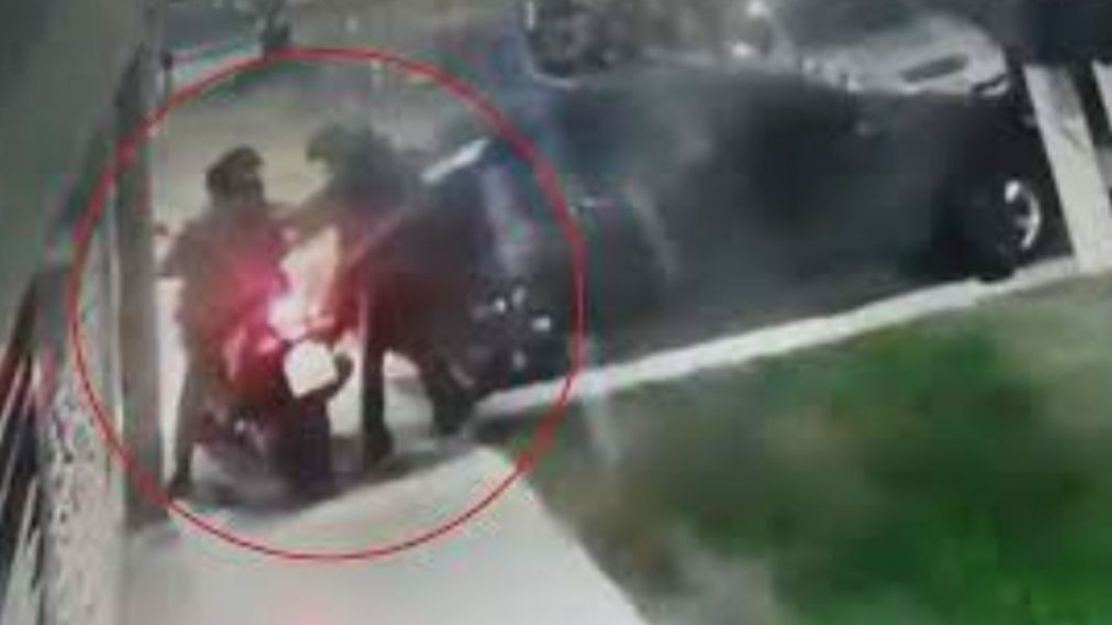 El momento en que la víctima fue sorprendida por los delincuentes.