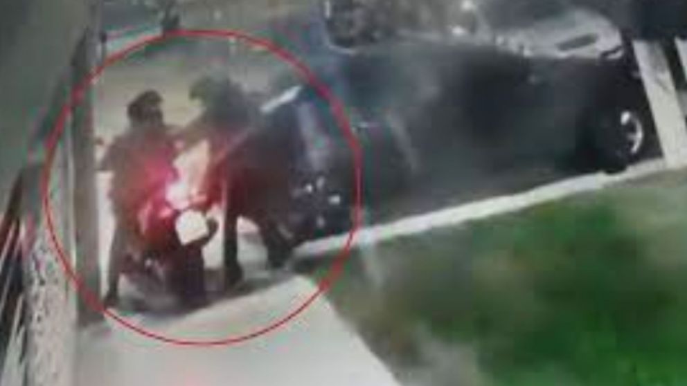 El momento en que la víctima fue sorprendida por los delincuentes.