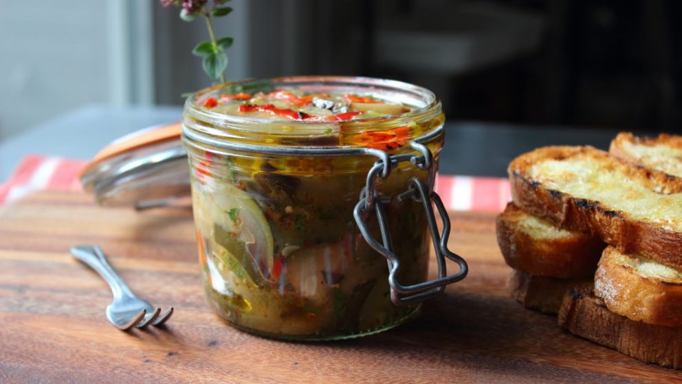 Aprend� a preparar las cl�sicas berenjenas al escabeche.