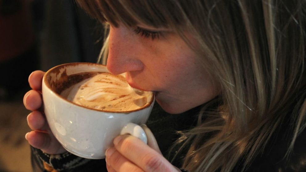 La sustancia más conocida en el café es la cafeína, que le otorga una gran propiedad estimulante.