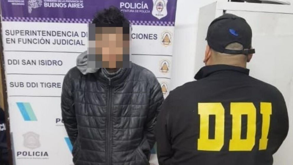 Este es el sujeto que fue capturado por los funcionarios policiales.